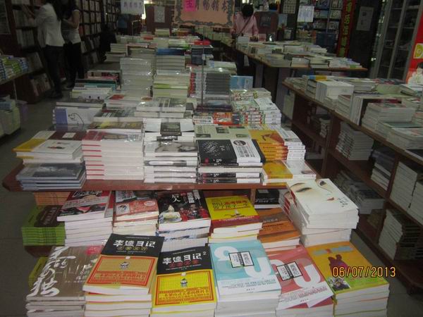 我公司图书在通辽环哲书店摆放照片